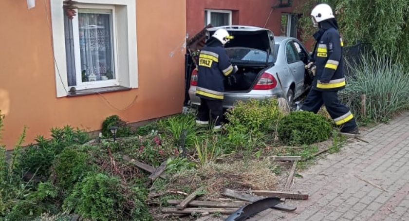 Orle. Mercedesem uderzył w peugeota, a następnie w budynek - miał cofnięte uprawnienia