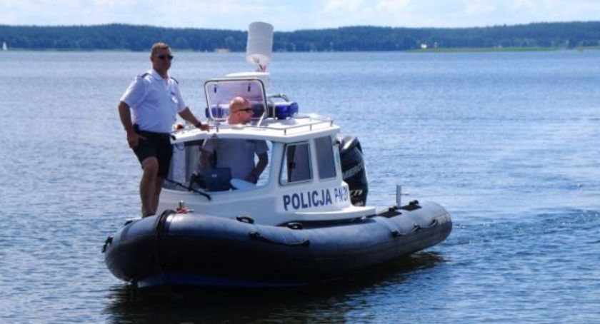 Bezpieczne wakacje nad wodą. Policjanci radzą, jak bezpiecznie wypoczywać