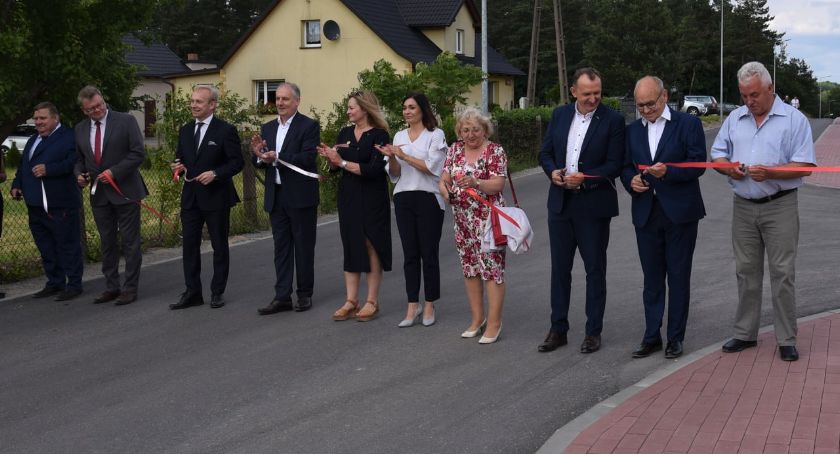 Droga w Grabówku w gminie Nowa Karczma zyskała nowy blask