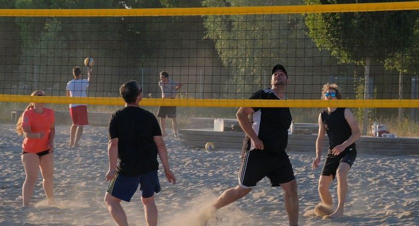 Wakacyjna rywalizacja w siatkówkę plażową i piłkę nożną w Lipuszu