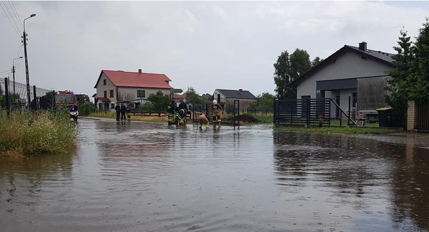 Strażacy walczyli ze skutkami burzy i ulewnych deszczy 