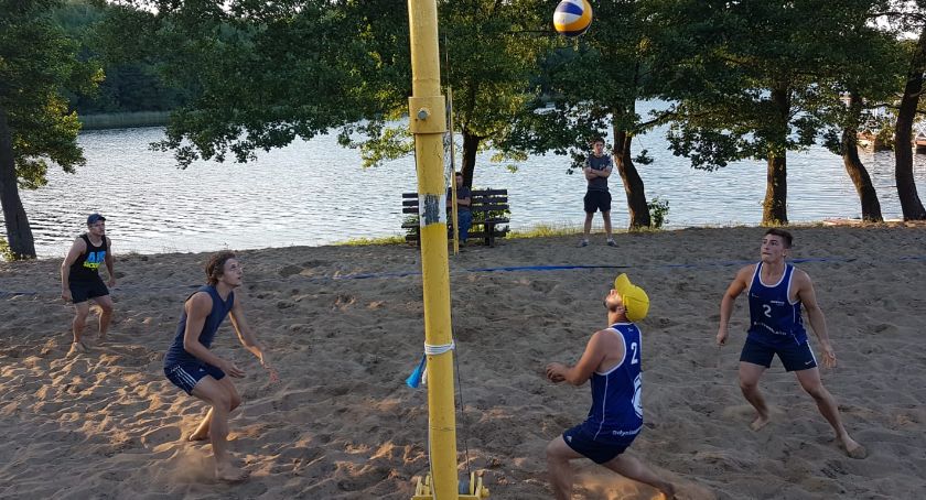Siatkarska rywalizacja nad Jeziorem Rzuno w Dziemianach