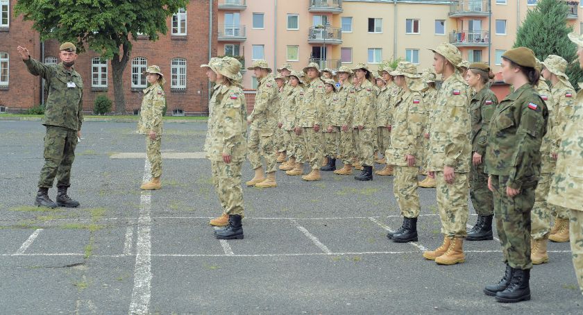 Absolwenci klas mundurowych z Kościerzyny szkolą się u terytorialsów w Malborku 