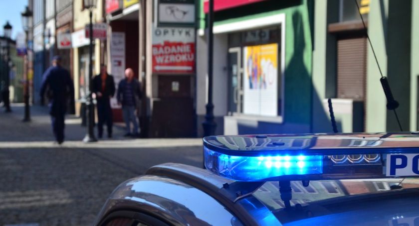 Są miejsca, gdzie wciąż musimy nosić maseczki. Policjanci zapowiadają kontrole 