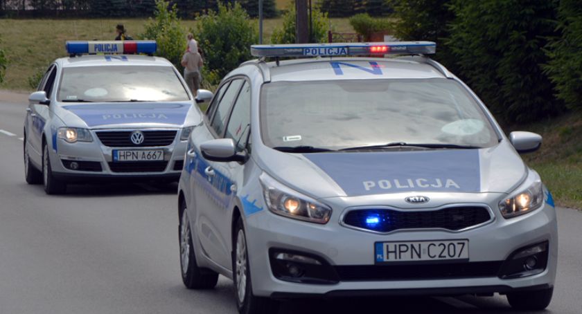 Zamiast zatrzymać się, zaczął uciekać. Brak pasów, nie był jedynym tego powodem