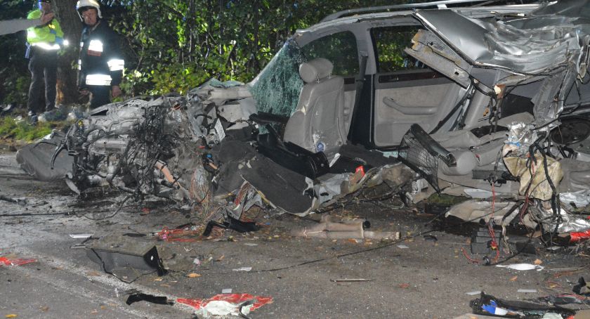 Grabowska Huta. Audi roztrzaskało się na drzewie - nie żyje 21-latek