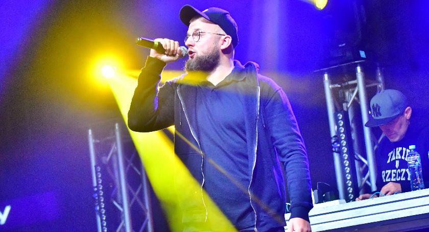 Raper KęKę dał czadu i rozbujał kościerską publiczność