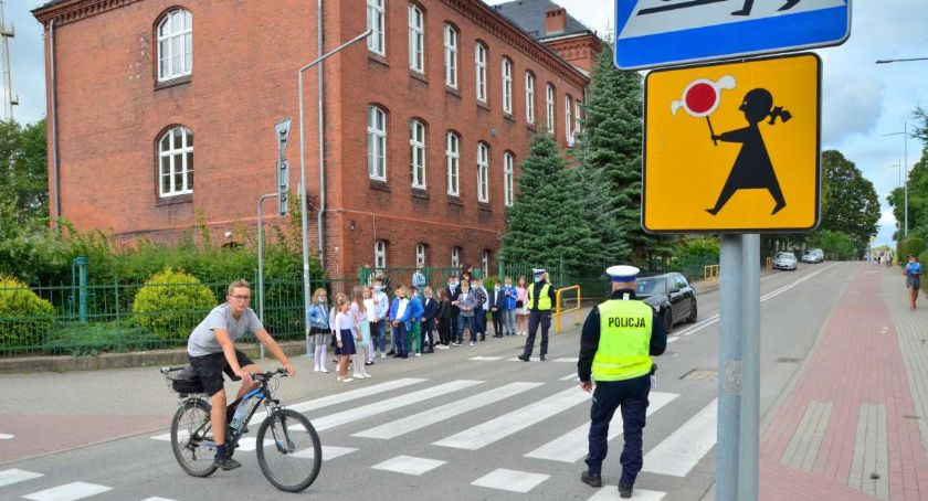 Policjanci czuwają nad bezpieczeństwem dzieci w drodze do szkoły