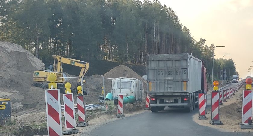 Prace na drodze krajowej nr 20 potrwają dłużej. Konieczne frezowanie nawierzchni