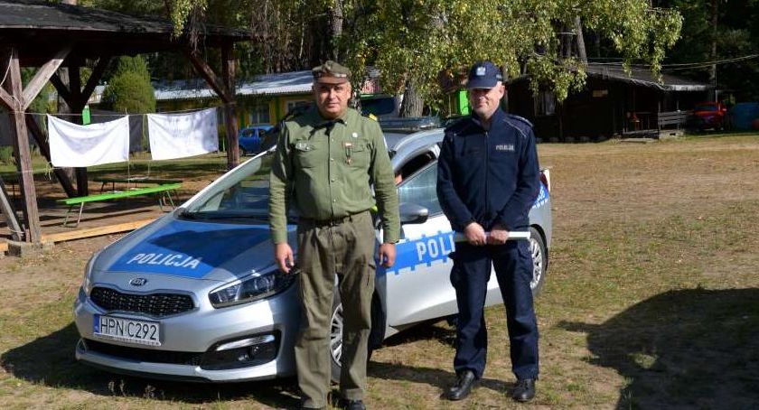 Policjant w harcerskim mundurze 