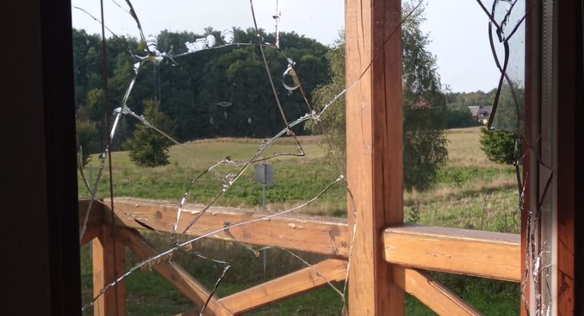 Atak na wójta Liniewa - kamieniami wybili szybę i wrzucli do jego domu odstraszacz na dziki 
