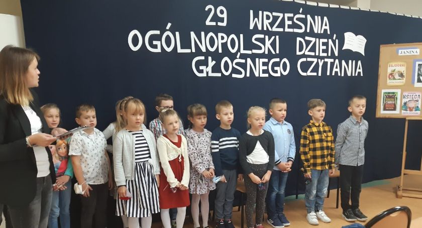 Głośne czytanie książek w szkołach w Wielkim Klinczu oraz Skorzewie