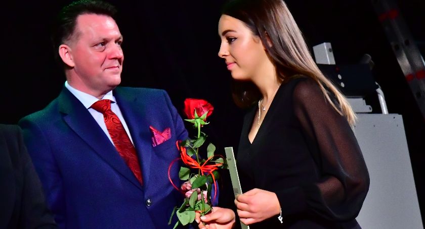 Ciężka praca im się opłaciła. Stypendia i nagrody starosty dla uczniów