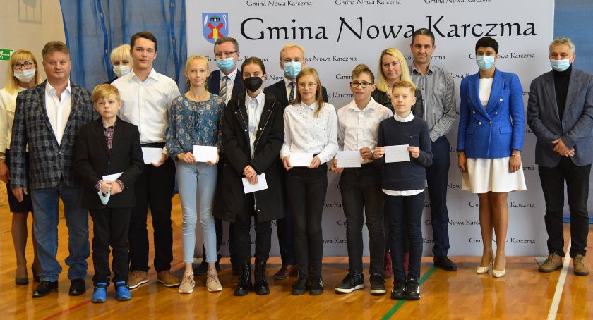 Stypendia dla uczniów z gm. Nowa Karczma. Doceniono ich pracę i wytrwałość