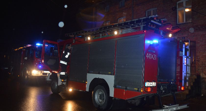 Kościerzyna. Był pijany i doprowadził do pożaru. Spłonął barak i samochody