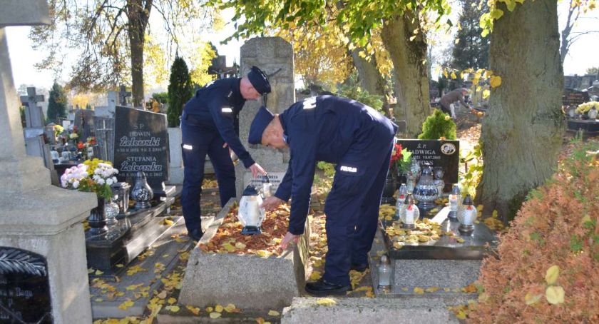 Policjanci z Kościerzyny odwiedzili grób przedwojennego funkcjonariusza Policji Państwowej