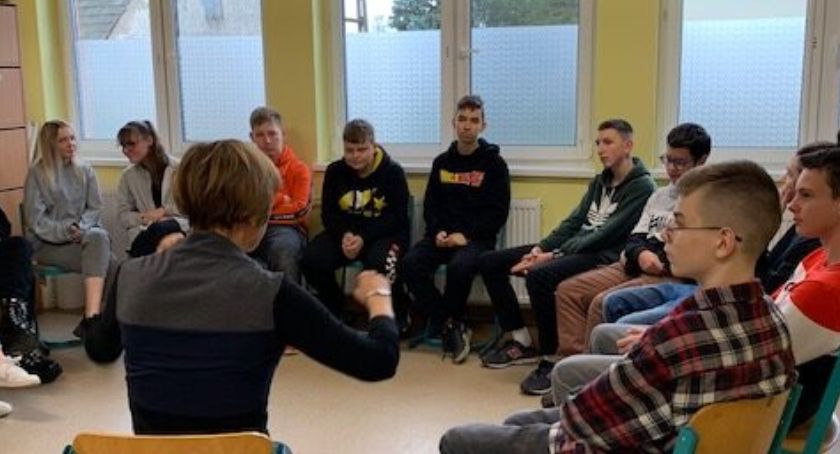 Skorzewo. Uczniowie dowiedzieli się jak groźne są m.in. narkotyki, dopalacze i alkohol
