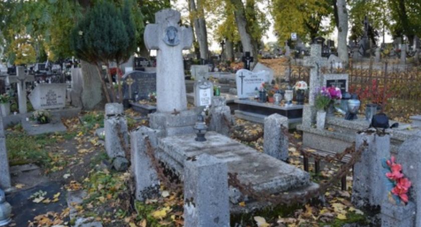 Wszystkich Świętych. Będą zbierać pieniądze na renowację nagrobka Jana Echausta