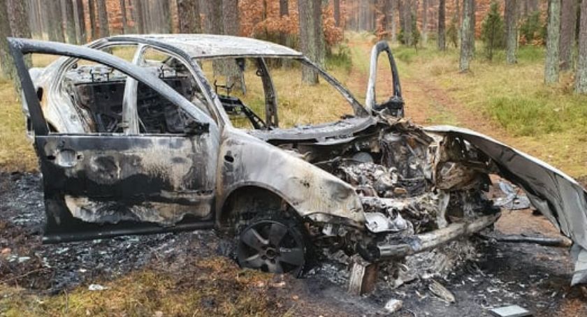 Policjanci ze strażnikami gminnymi odzyskali skradziony samochód 