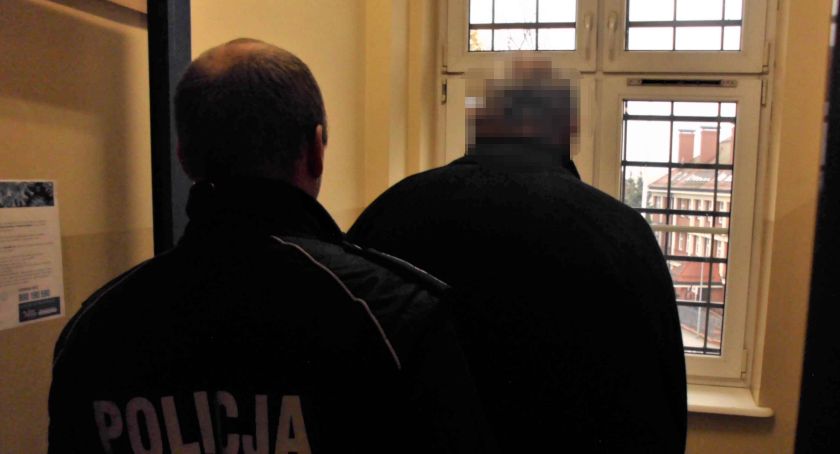 Wiele. Kierował pojazdem, choć był pijany. Przy sobie miał narkotyki