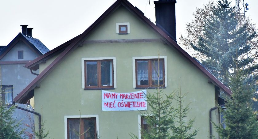 Mieszkańcy ulicy Kolejowej w Karsinie walczą o oświetlenie