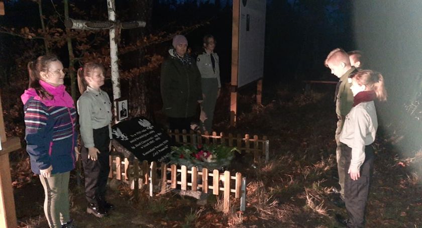 Harcerze odwiedzili groby poległych w lasach na Kaszubach