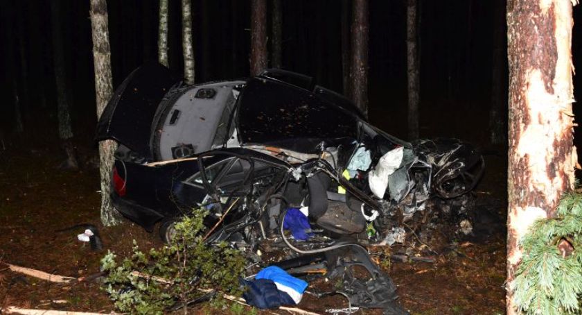 Wiele-Lubnia. Audi roztrzaskał o drzewa - w ciężkim stanie trafił do szpitala