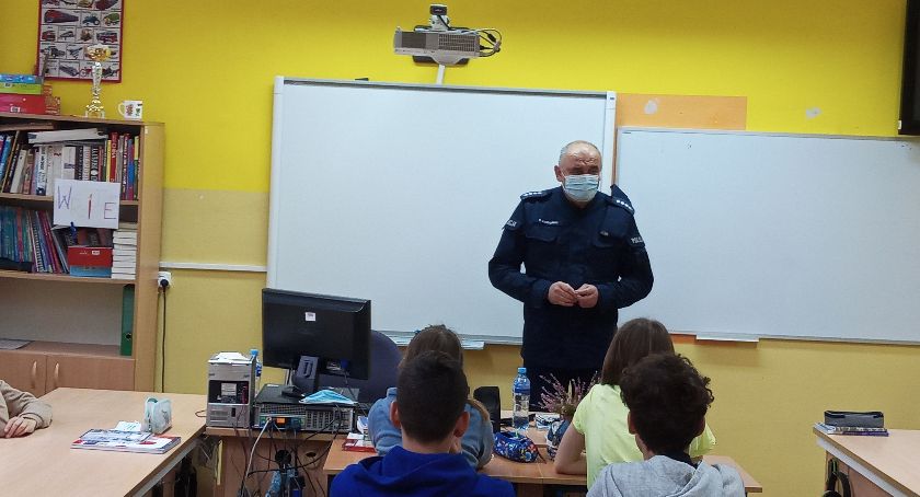 Policjanci spotkali się z młodzieżą i debatowali o bezpieczeństwie