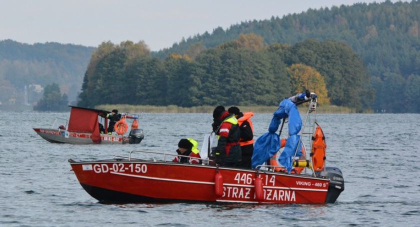 Wdzydze Tucholskie. Wypłynął łódką na jezioro i chciał popełnić samobójstwo