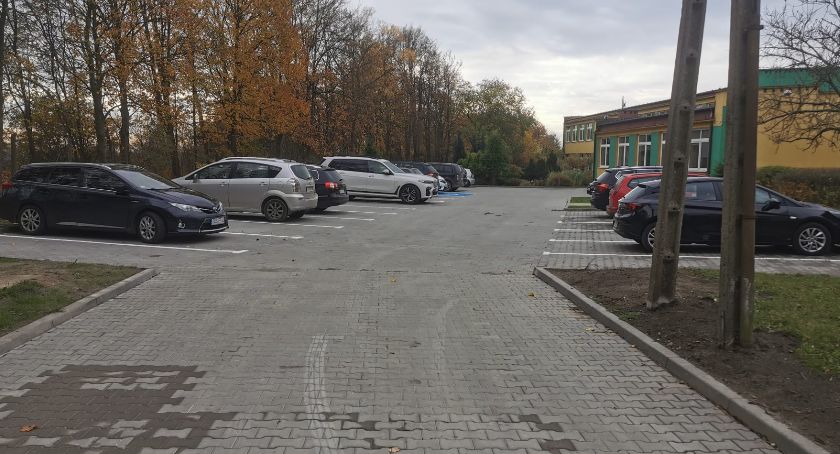 Jest więcej miejsc do parkowania i nowa droga pożarowa