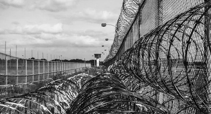 Kolejnych dwóch poszukiwanych w rękach policji