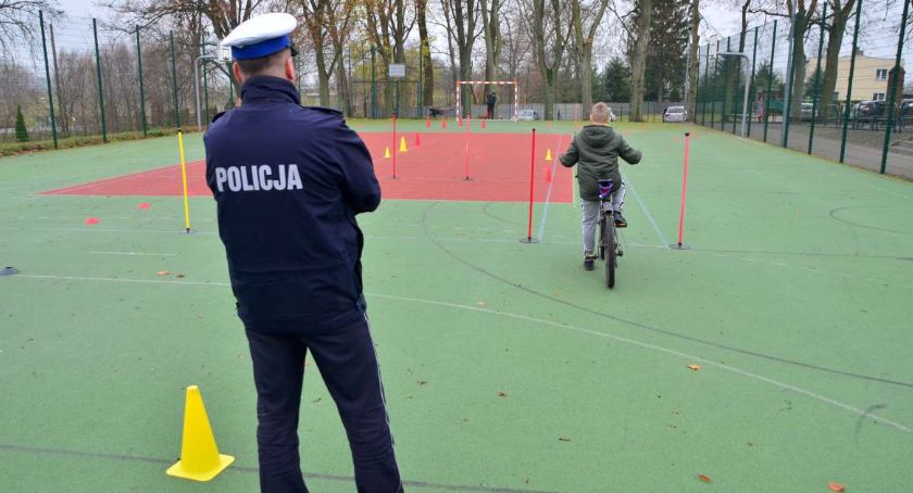 Uczniowie zdawali egzamin na kartę rowerową pod okiem policjantów