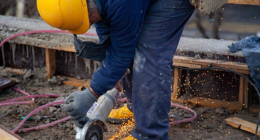 Bezrobocie lekko w dół, ale w wielu branżach nastroje są dalekie od optymizmu