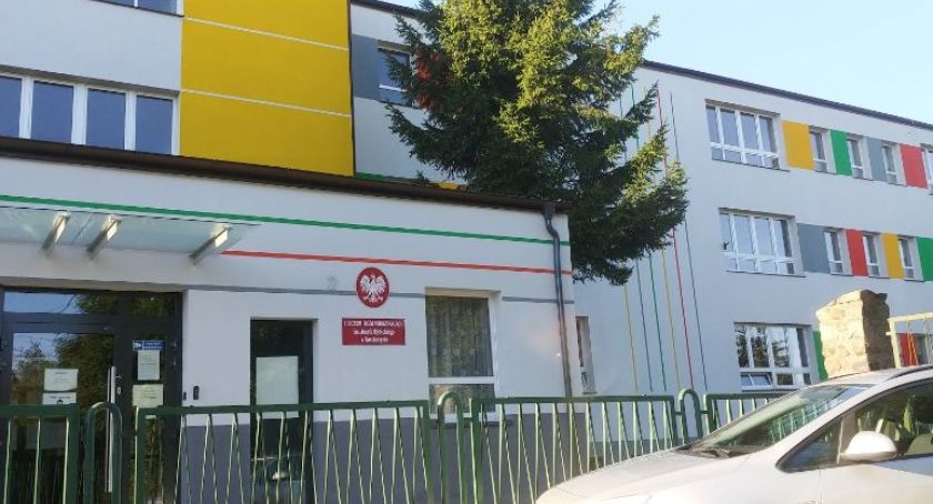Nie było wody w ogólniaku. Do toalety uczniowie chodzili do innej szkoły