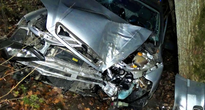 Szarlota. 35-latka rozbiła opla na drzewie