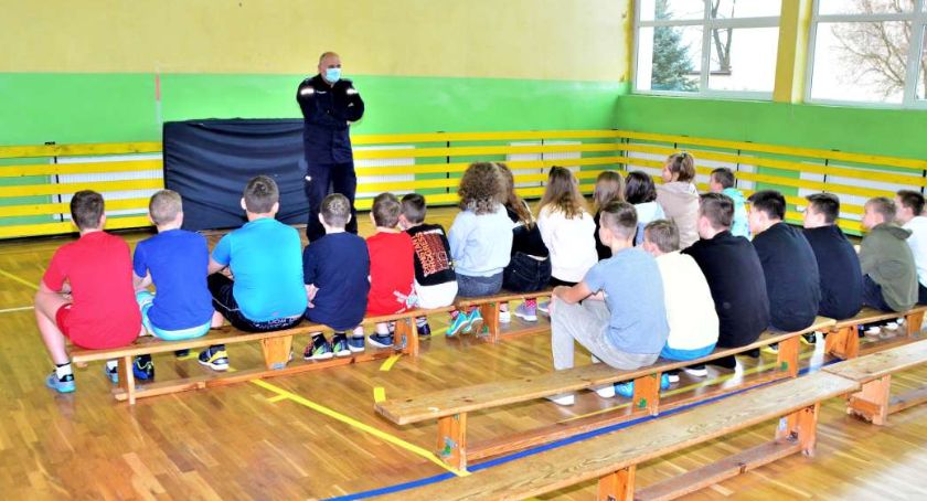O bezpieczeństwie z uczniami szkoły w Starych Polaszkach 