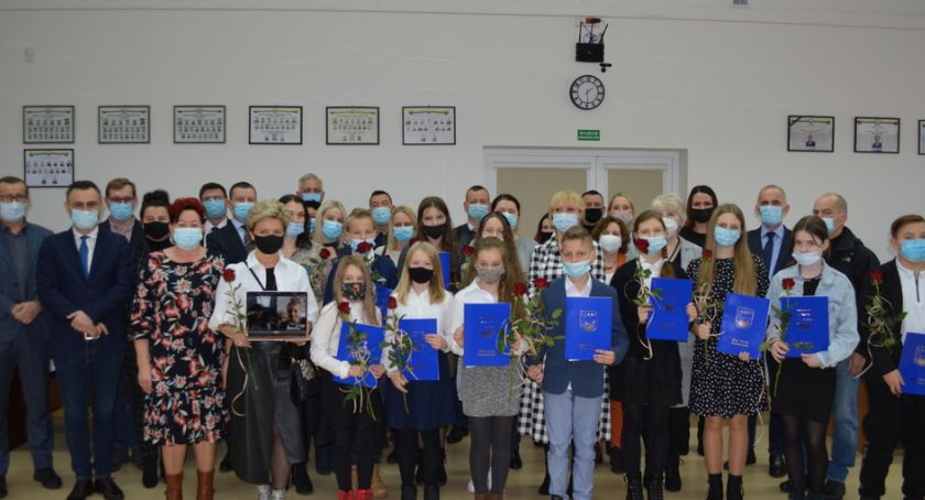Władze gminy Kościerzyna doceniły zdolnych uczniów i studentów