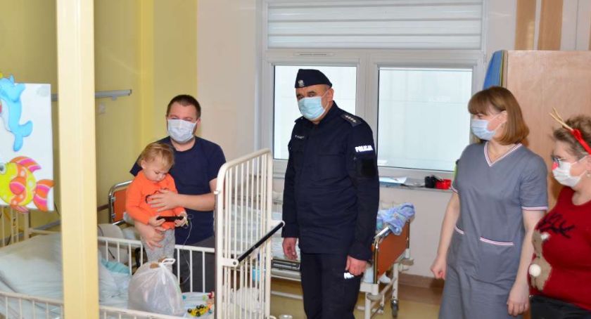 Policjanci z mikołajkowymi upominkami u najmłodszych pacjentów szpitala