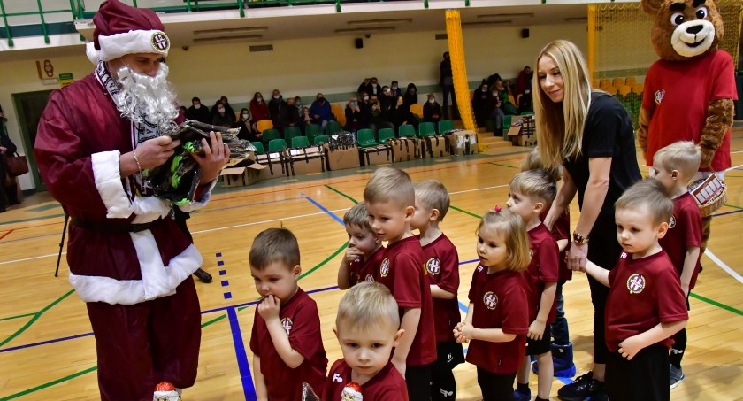 Najmłodsi sportowcy z Akademii Piłkarskiej Kaszubii spotkali się z biało-bordowym Mikołajem