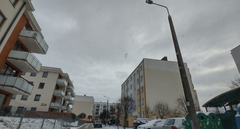 Egipskie ciemności na ul. Moniuszki. Tylko księżyc oświetla drogę mieszkańcom