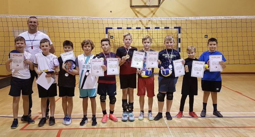 Młodzi siatkarze i siatkarki pokazali swoje umiejętności w mikołajkowym turnieju w Dziemianach
