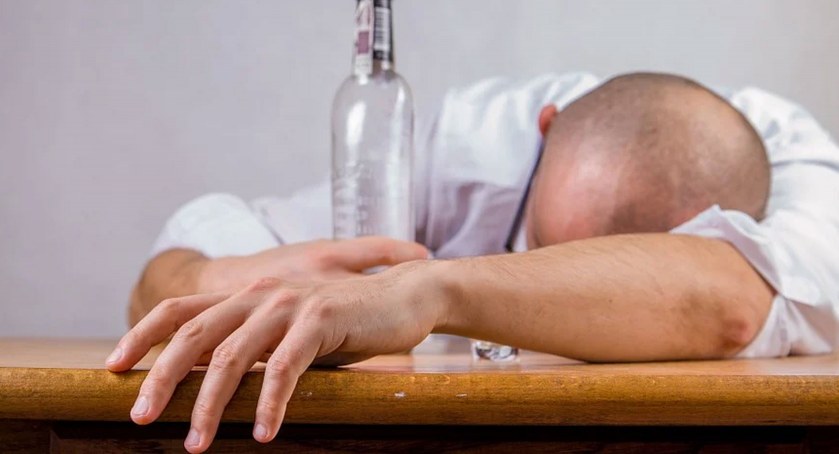 56-latek pijany skuterem wjechał w skodę, 33-latek prowadził passata z trzema promilami