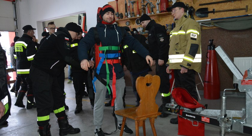 Strażacy-ochotnicy z kamizelkami KED od Fundacji Piramida Pomocy