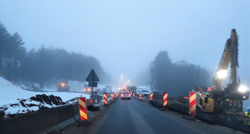 Podczas prac na drodze krajowej nr 20 osunęła się ziemia