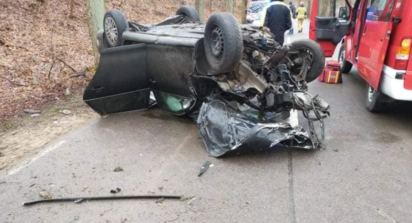 Grabówko. Zasnął za kierownicą, uderzył w drzewo i dachował