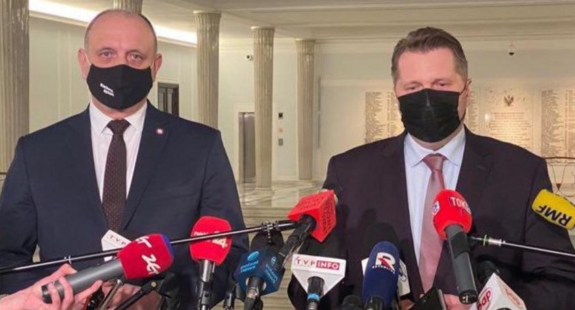 Wraca nauka zdalna w klasach V-VIII i szkołach średnich