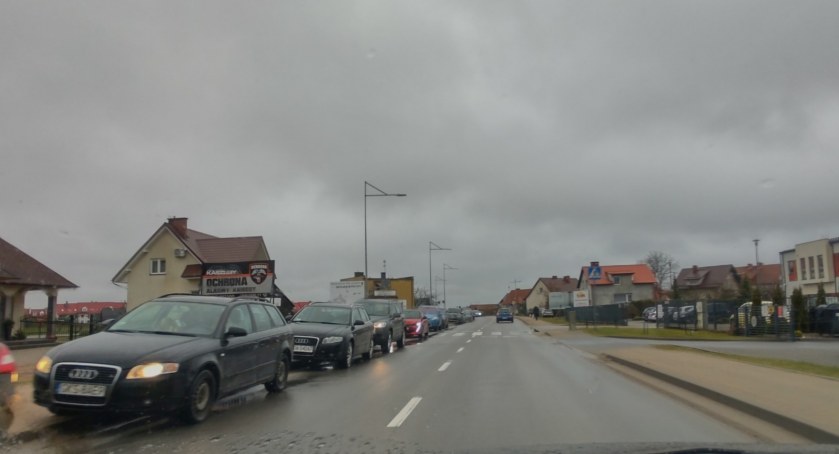 Gigantyczne kolejki ustawiają się przed punktem pobrań kościerskiego szpitala