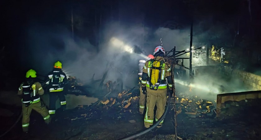 Nowiny. Pożar domku letniskowego. Jedna osoba poszkodowana