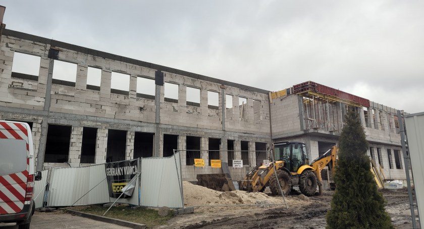 Prace przy rozbudowie szkoły w Dziemianach przebiegają zgodnie z planem