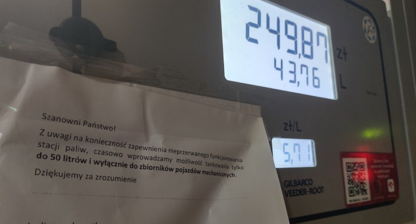 Mieszkańcy ruszyli po paliwo. Przed stacjami sznur samochodów